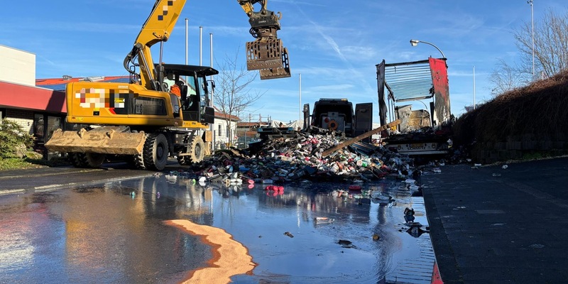 FW Bad Honnef: LKW-Brand sorgt für neunstündigen Feuerwehreinsatz - Foto: presseportal.de