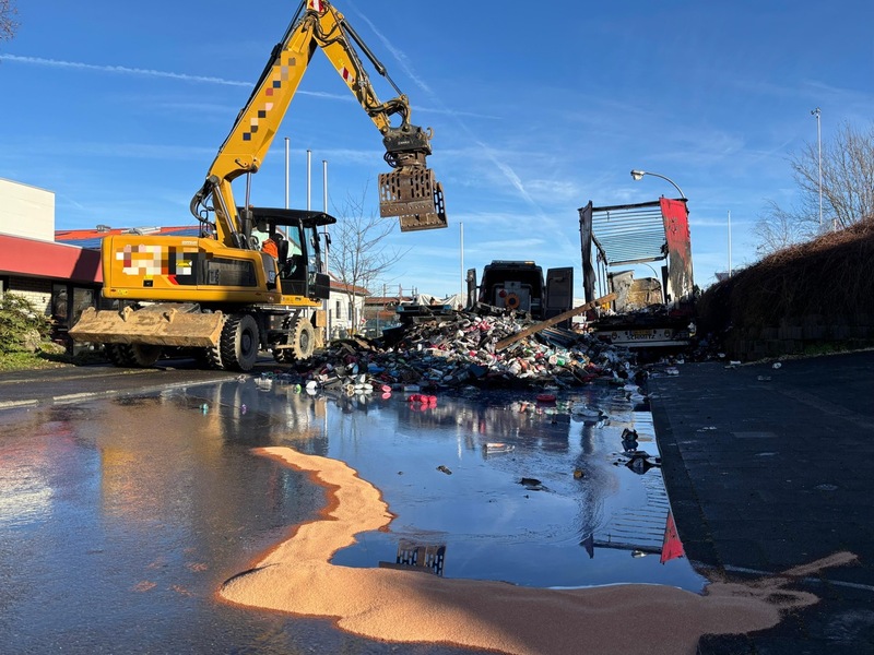 FW Bad Honnef: LKW-Brand sorgt für neunstündigen Feuerwehreinsatz - Foto: presseportal.de