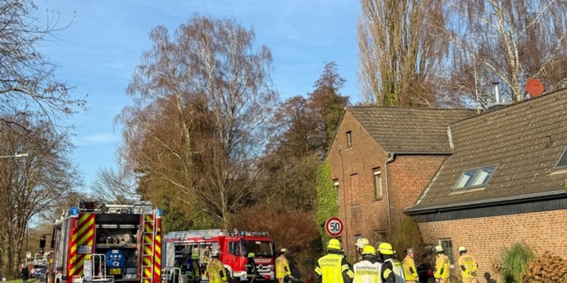 FW Neukirchen-Vluyn: Verkehrsunfall mit eingeklemmter Person - Feuerwehren Krefeld und Neukirchen-Vluyn im Einsatz - Foto: presseportal.de