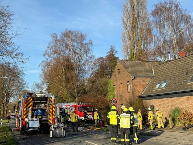 FW Neukirchen-Vluyn: Verkehrsunfall mit eingeklemmter Person - Feuerwehren Krefeld und Neukirchen-Vluyn im Einsatz - Foto: presseportal.de