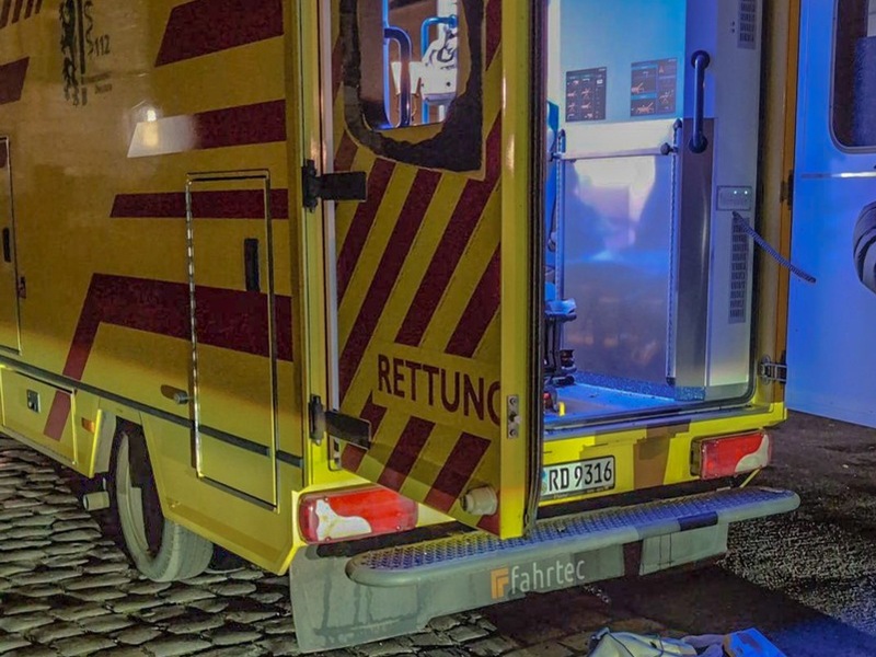 FW Dresden: Gewalt gegen Rettungskräfte - Patient bedroht Rettungskräfte und beschädigt Rettungswagen - Foto: presseportal.de