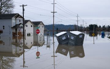 Flussebenen im US-Bundesstaat Washington sind nach schweren Regenfällen überflutet.  - Foto: Stephen Brashear/AP/dpa