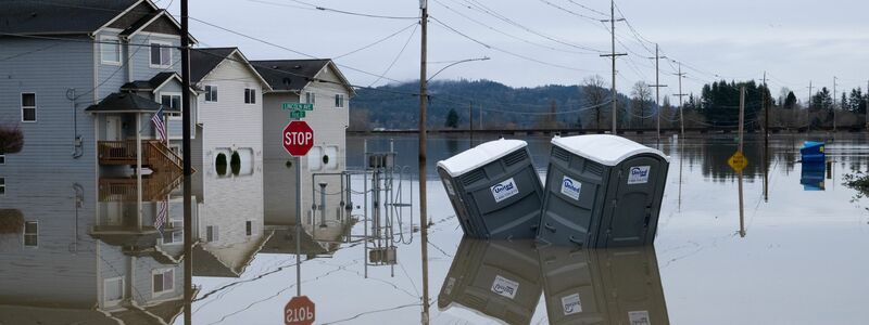 Flussebenen im US-Bundesstaat Washington sind nach schweren Regenfällen überflutet. - Foto: Stephen Brashear/AP/dpa