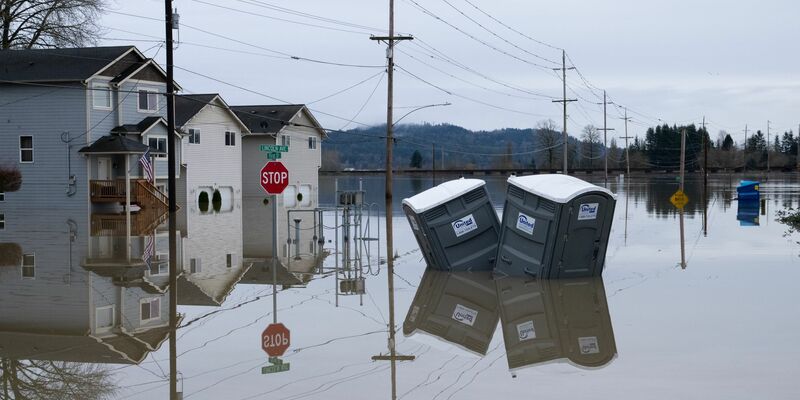 Flussebenen im US-Bundesstaat Washington sind nach schweren Regenfällen überflutet. - Foto: Stephen Brashear/AP/dpa