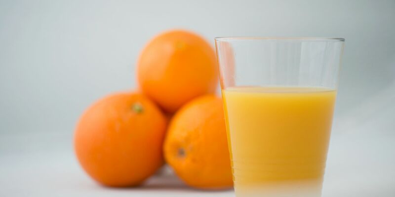 Orangensaft ist in den vergangenen Jahren teurer geworden. - Foto: Arno Burgi/dpa-Zentralbild/dpa