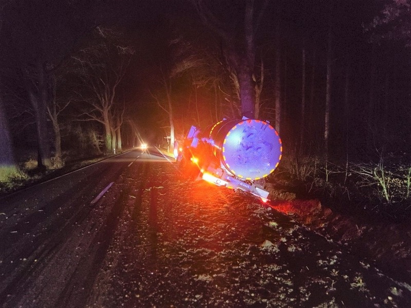 POL-CUX: Verkehrsunfall auf der L120 im Bereich Debstedt - Milchtransporter gerät in den Seitenraum (Foto im Anhang) - Foto: presseportal.de