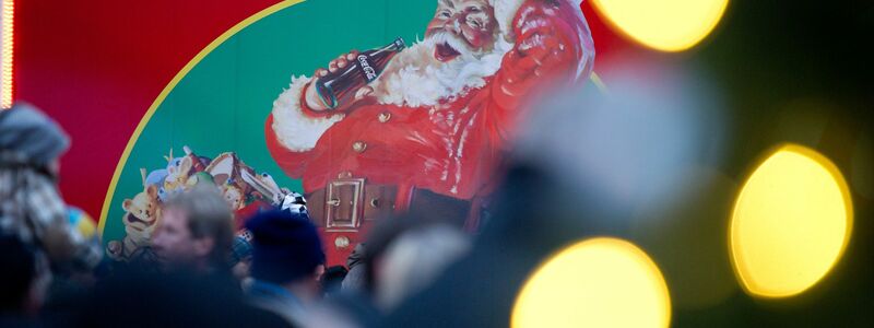 Auf dem Weihnachtstruck zeigt Coca-Cola die mittlerweile bekannte Darstellung des Weihnachtsmanns. (Archivbild) - Foto: picture alliance / dpa