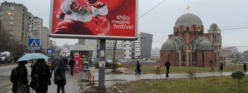 Der Weihnachtsmann von Coca-Cola hat sein Bild weltweit geprägt. Das Foto zeigt eine Werbung in Pristina, Hauptstadt des Kosovo. (Archivbild) - Foto: picture alliance / ZB