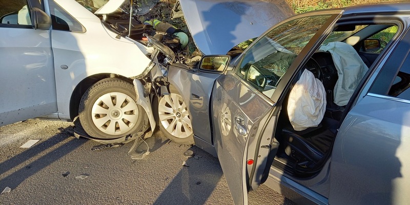 FW-EN: Mehrere Verletzte bei Verkehrsunfall - Handwerker stürzt am Abend Hang hinab - Foto: presseportal.de