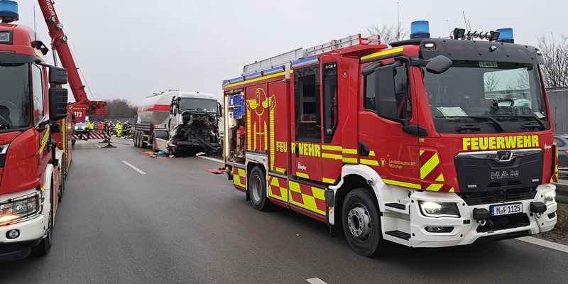 FW-M: Schwerer Verkehrsunfall mit zwei Lkw (Feldmoching) - Foto: presseportal.de