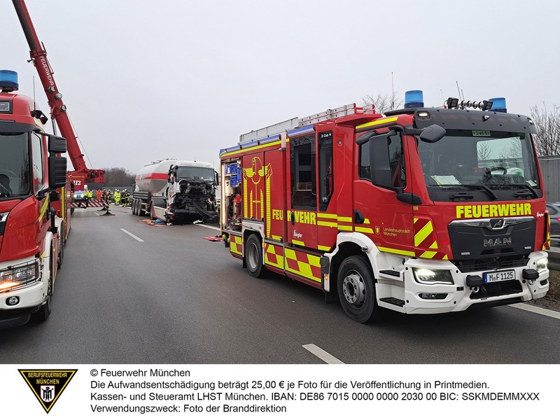 FW-M: Schwerer Verkehrsunfall mit zwei Lkw (Feldmoching) - Foto: presseportal.de