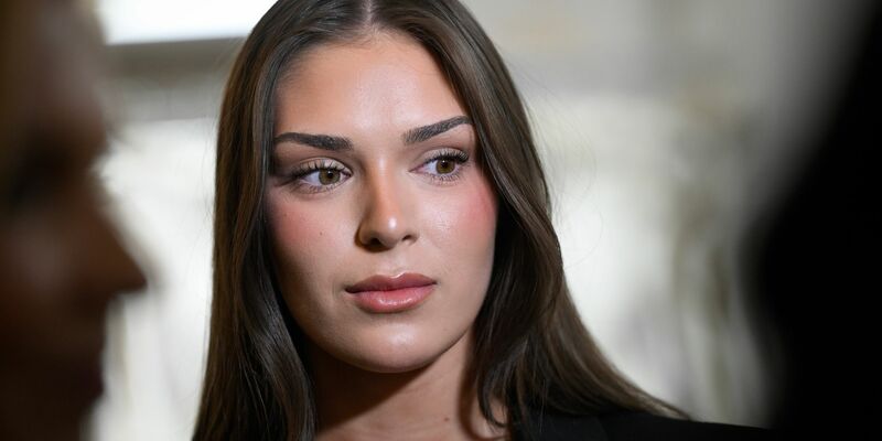 Miss Finnland Sarah Dzafce hat ihren Titel und ihre Krone verloren. - Foto: Emmi Korhonen/Lehtikuva/dpa