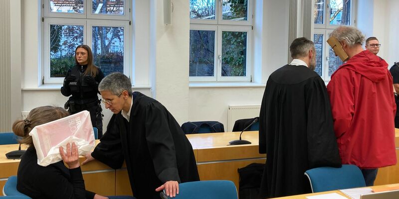 Zum Auftakt des Prozesses um die mutmaßliche Geiselnahme war der Andrang groß; der Zuschauer Raum war fast vollständig besetzt. - Foto: Marie Frech/dpa