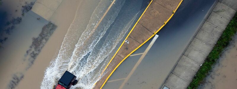 Dutzende Flüsse sind über die Ufer getreten, Straßen und Felder sind überschwemmt. - Foto: Nick Wagner/The Seattle Times/AP/dpa