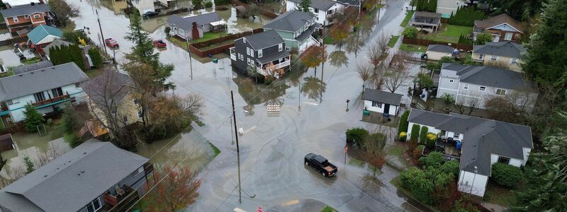 An einigen Flüssen sollen die Höchststände erst im Laufe des Freitags erreicht werden. - Foto: Ken Lambert/The Seattle Times/AP/dpa