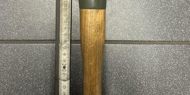 POL-SE: Henstedt-Ulzburg - Polizeieinsatz am Autohof: Bedrohung mit vermeintlicher Stielhandgranate - Foto: presseportal.de