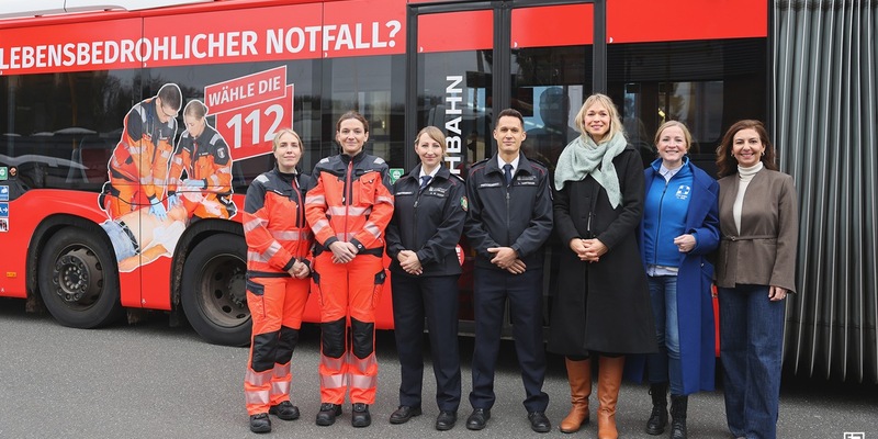 FW-HH: Ein Bus mit klarer Botschaft: Die richtige Nummer im richtigen Moment! - Foto: presseportal.de