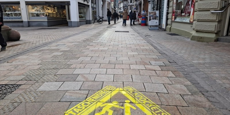 POL-PDNW: Polizei sensibilisiert Passanten mit Sprühkreide-Aktion gegen Taschendiebstahl - Foto: presseportal.de