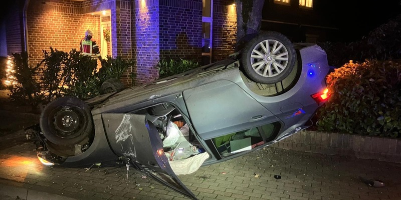 POL-ROW: ++ Pkw landet am Vitus-Platz auf dem Dach: Fahrer schwer verletzt ++ - Foto: presseportal.de