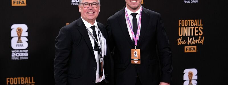 DFB-Geschäftsführer Andreas Rettig (l) bedauert die hohen Ticketpreise. (Archivbild) - Foto: Julia Demaree Nikhinson/AP/dpa