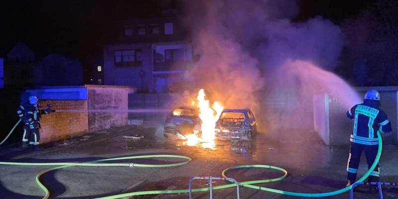 FW-MH: Brennende PKW und Brand in einem Imbiss - Foto: presseportal.de