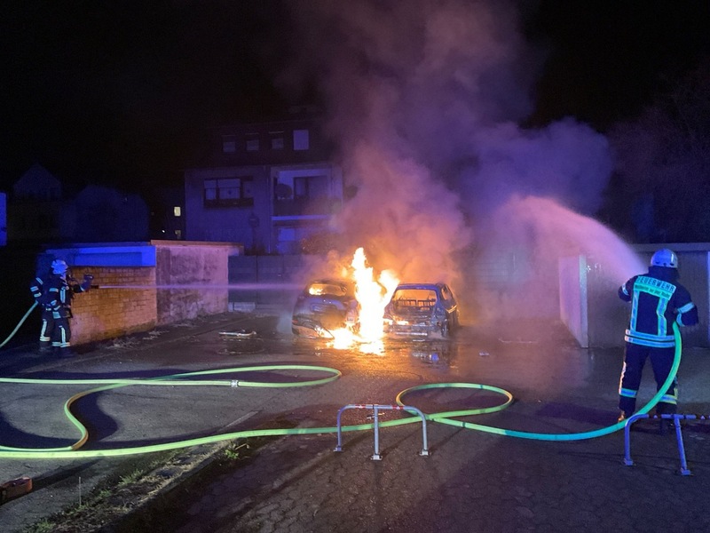 FW-MH: Brennende PKW und Brand in einem Imbiss - Foto: presseportal.de