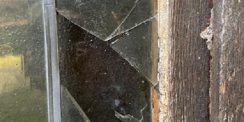 POL-PIROK: Kirchenscheibe beschädigt - Foto: presseportal.de