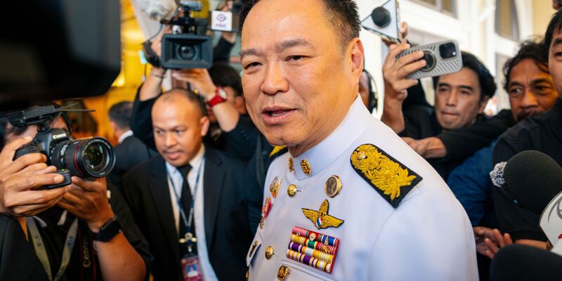 Thailands Premierminister Anutin Charnvirakul spricht zu Reportern. - Foto: Arnun Chonmahatrakool/AP/dpa