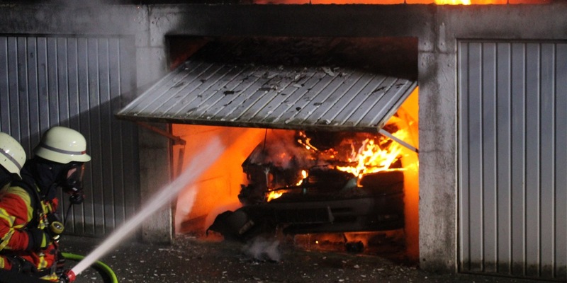 POL-MI: Fahrzeuge fangen Feuer - Foto: presseportal.de