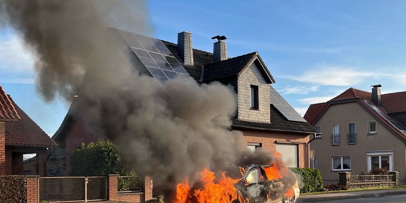 POL-MI: Auto fängt während der Fahrt Feuer - Foto: presseportal.de