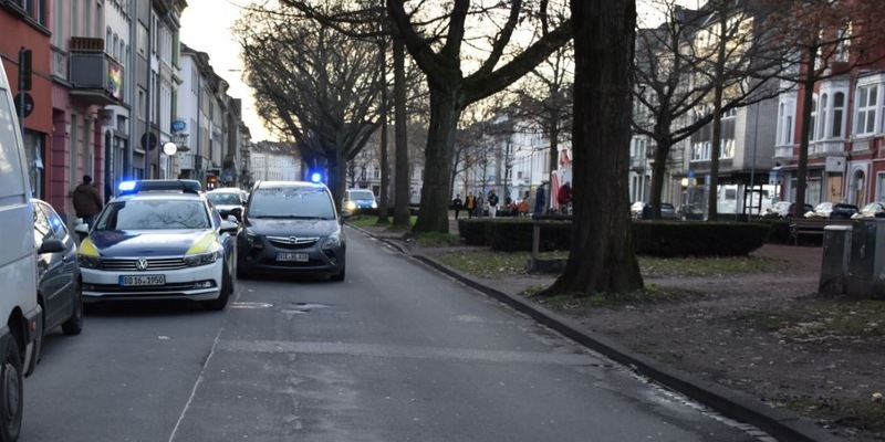 HZA-KR: Zoll und Polizei führen Sonderprüfung in Krefeld durch - Kontrollen in Barbershops, Kiosken, Cafés und Shishabars - 4 Festnahmen - Foto: presseportal.de