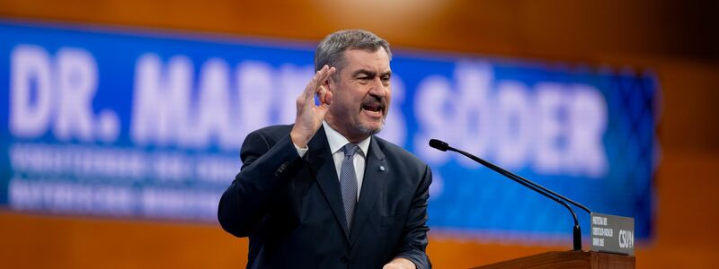 Große Freude sieht anders aus: CSU-Chef Söder bleibt im Amt, aber seine Parteibasis hat ihm einen schmerzhaften Parteitag bereitet. - Foto: Sven Hoppe/dpa