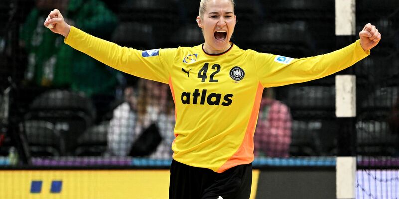 Wichtigste Stützen in der Abwehr: Emily Vogel (l) und Xenia Smits. - Foto: Federico Gambarini/dpa