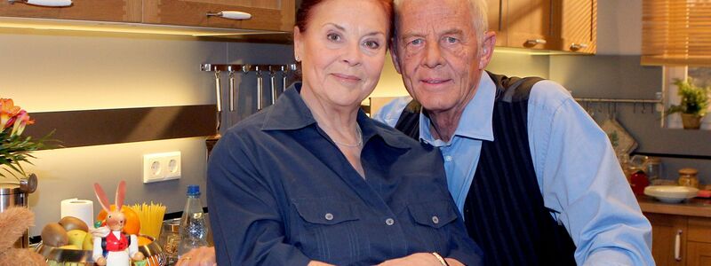 Becker (2. von rechts) gehörte viele Jahre zum Team der ARD-Serie «In aller Freundschaft». - Foto: picture alliance / dpa