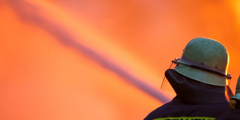 Es hat gebrannt an einem Zug - die Feuerwehr half dabei, dass niemand zu Schaden kam. - Foto: Christoph Reichwein/dpa