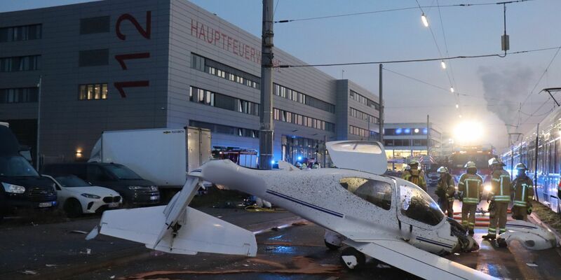 Das Flugzeug sei mitten auf der Fahrbahn zum Stehen gekommen, sagte eine Polizeisprecherin. - Foto: Rene Priebe/PR-Video /dpa