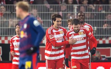 Yan Diomande (r) von RB Leipzig hatte früh die Chance zur Führung. - Foto: Soeren Stache/dpa