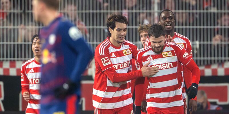 Yan Diomande (r) von RB Leipzig hatte früh die Chance zur Führung. - Foto: Soeren Stache/dpa