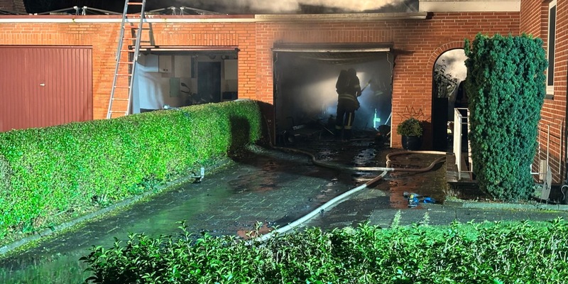 FW-ROW: Garage brennt in voller Ausdehnung - Feuerwehr verhindert Übergreifen auf Wohnhaus - Foto: presseportal.de