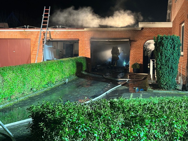 FW-ROW: Garage brennt in voller Ausdehnung - Feuerwehr verhindert Übergreifen auf Wohnhaus - Foto: presseportal.de