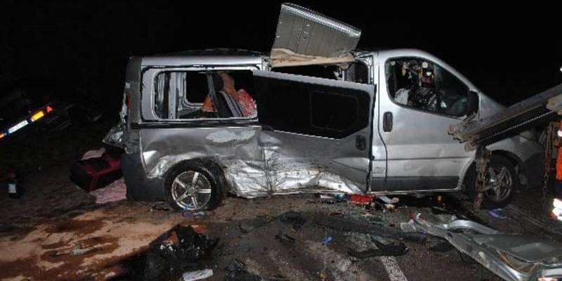 POL-NI: schwerer Verkehrsunfall in Marklohe, Kreuzungsbereich B214/B6 für mehrere Stunden gesperrt - Foto: presseportal.de