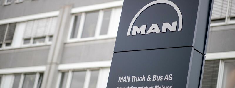 Der Lkw- und Bushersteller meldet einen riesigen Auftrag der Bahn. - Foto: Daniel Karmann/dpa