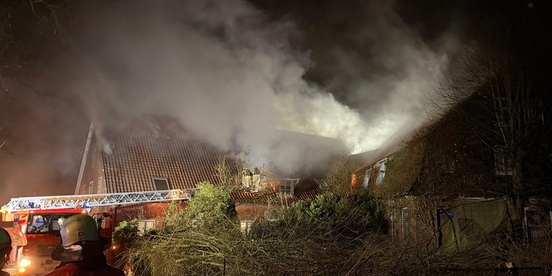 POL-STD: Brand im Dachgeschoss eines Fachwerkhauses im Alten Land, Einbrecher in Harsefeld erbeuten 30 Sätze Reifen und Felgen - Foto: presseportal.de