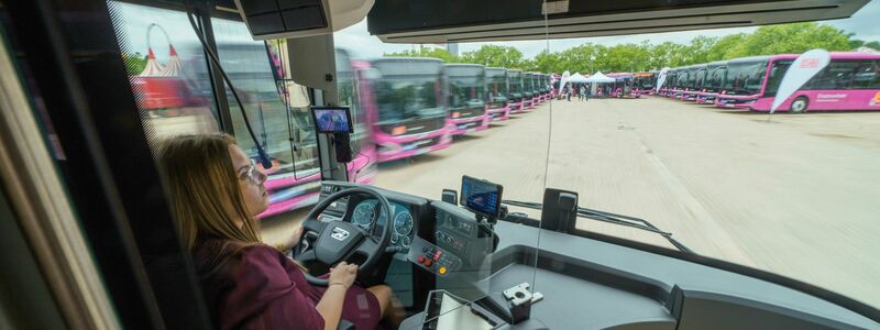 Die Bahn betreibt auch viele Busse - nicht nur für Ersatzverkehr. - Foto: Andreas Arnold/dpa