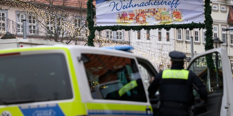 Die Polizei ist daher vorsorglich mit verstärkten Kräften vor Ort. - Foto: Swen Pförtner/dpa
