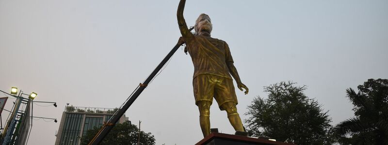 Die Statue für Lionel Messi in Kalkutta ist mehr als 20 Meter hoch. - Foto: Debajyoti Chakraborty/News Images via ZUMA Press Wire/dpa