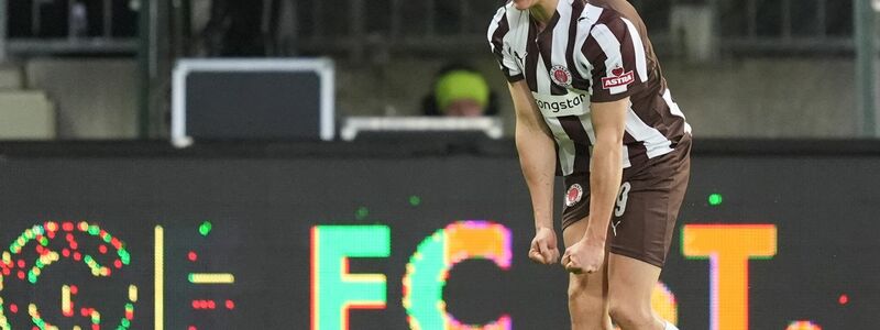 In Hamburg sagt man Tschüss: Schiedsrichter Sören Storks schickt St. Paulis Eric Smith mit Rot vom Platz. - Foto: Marcus Brandt/dpa