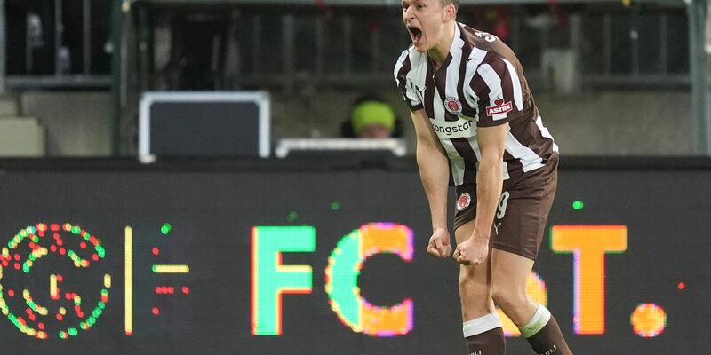 St.-Pauli-Fans brennen auf der Tribüne Feuerwerkskörper ab. - Foto: Marcus Brandt/dpa