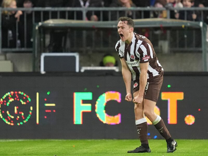 St.-Pauli-Fans brennen auf der Tribüne Feuerwerkskörper ab. - Foto: Marcus Brandt/dpa