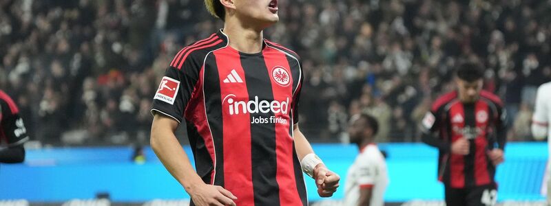 Einmal kühlen, bitte: Augsburgs Anton Kade. - Foto: Marc Schüler/dpa